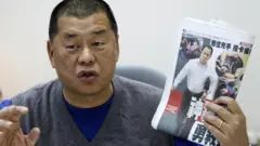 黎智英在台北手持一份台灣《蘋果日報》接受專訪（9/2010）