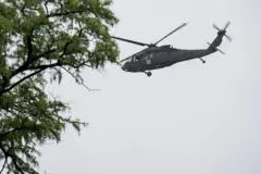 Helicóptero realiza operações de resgate ao longo do Rio Guadalupe, Texas