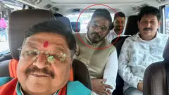 कैलाश विजयवर्गीय के साथ अक्षय कांति बम
