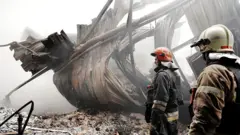 30 січня 2026 року в Харкові рятувальники гасять пожежу на пошкоджених ракетами складах харківського заводу компанії Philip Morris