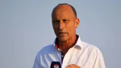 इंग्लैंड के पूर्व क्रिकेट कप्तान नासिर हुसैन ने कहा है कि क्रिकेट में बहुत राजनीति हो गई है