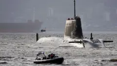 “机敏级”核潜艇离开克莱德皇家海军基地