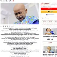 Campaña para recaudar fondos para Ana con el título "Dos meses de vida", en la que se ve a Ana sin pelo con una cánula de oxígeno en la nariz llorando en el hospital