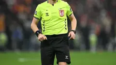 Türk futbolunda maç yöneten bir hakem