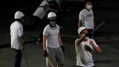 ملثمون في ملابس بيضاء هاجموا من ارتدوا ملابس سوداء