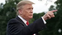 Trump tuyên bố trên Twitter rằng Mỹ sẽ áp thuế 10% lên thêm 300 tỷ đô la hàng TQ