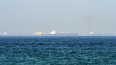 سفن في البحر قبالة سواحل الفجيرة