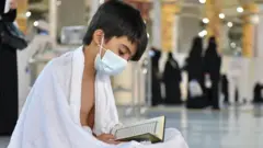 Wiil yar oo Quraanka kariimka ah ku akhrisanaya Masjidka xaramka kadib markii uu acmaasha cumrada gutay