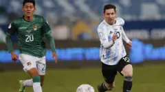 Lionel Messi corre tras la pelota