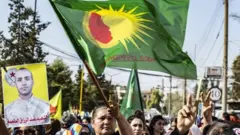 Kamışlı'da gösteri düzenleyen Kürtler