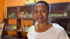 Arinola Omolayo affirme que les clients achètent beaucoup moins en raison de la forte augmentation du prix des denrées alimentaires.