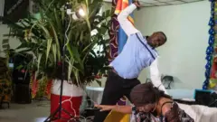 Nwoke na-eti nwaanyị ihe
