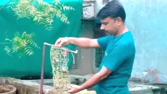 নিজের খামারে নরেন্দ্র গারওয়া