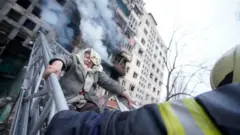 烏克蘭首都基輔居民大樓被炸毀，消防人員救助居民