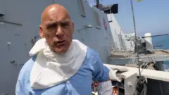 مراسل بي بي سي على متن إتش إم إس ديفندر