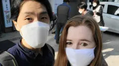 남아공에서 온 플라워는 이날 남편과 함께 재보선 선거에 갔다