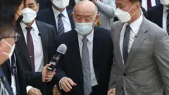 고(故) 조비오 신부에 대해 사자명예훼손 혐의를 받고 있는 전두환씨가 27일 오후 광주 동구 광주지법에서 열리는 재판에 출석하고 있다