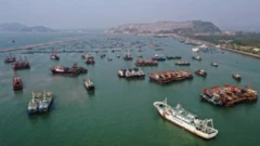 Thuyền đánh cá tại một làng ven biển ở Biển Đông tháng 11/2019