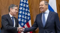 آنتونی بلینکن، وزیر امور خارجه آمریکا و سرگئی لاوروف، وزیر امور خارجه روسیه در مذاکرات امروز در هتلی در ژنو