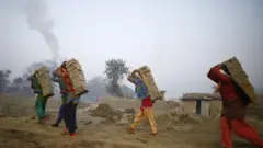 भक्तपुरमा इँटा कारखानामा काम गर्दै केही महिला