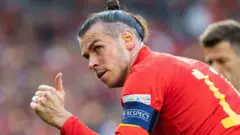 Gareth Bale gives the thumbs up