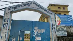 दार्चुला जिल्लाको मालिका नमुना माध्यामिक विद्यालयले शैक्षिक सत्रको सुरुदेखि नै आधा संख्यामा विद्यार्थी बोलाएर विद्यालयमै पढाउने गरेको छ