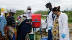 Abarundi bashikiye mu Gatumba bavuye muri Kongo bariko barakaraba mu kwirinda coronaviurs