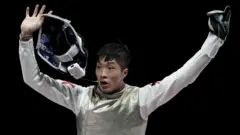 張家朗在日本千葉市東京奧運男子花劍比賽上勝出金牌賽之後露出難以置信的神情（26/7/2021）