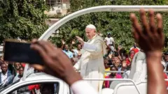 Umati uwa watu ukimlaki na kujaribu kuchukua picha ya Papa nchini Msumbiji