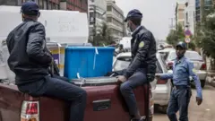 Poolisoota magaalaa Finfinneetti saanduqa meeshaalee filannoo qabateef eegumsa taasisan, Waxabajjii 22, 2021