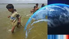 أشخاص يسيرون في منطقة تعرضت للفيضان