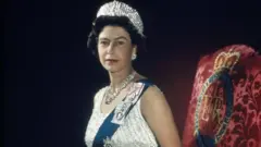 ንግስቲ ኤልሳቤጥ II ብ1966 ብዮሱፍ ካርሽ
