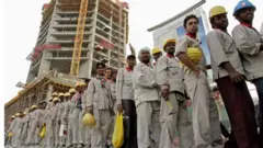 মধ্যপ্রাচ্যে নির্মাণ খাতে কাজ করেন এশিয়ার বিভিন্ন দেশের শ্রমিকরা