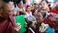 ဝန်းရံကြသူတွေဟာ တိုင်းရင်းသားအခွင့်အရေးတန်းတူရရှိရေးအတွက်လည်း ကြွေးကြော်ခဲ့ကြ