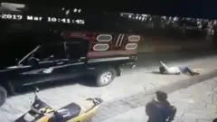 صور كاميرات المراقبة تظهر سحل العمدة في الشارع