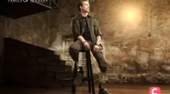 Muškarac sa protezama sedi na stolici