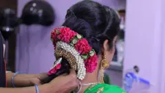 45 நாடுகளில் மலர் அலங்கார தொழில் செய்யும் பெண்