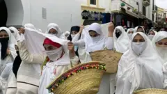 جولة استعراضية لنساء يرتدين الحايك في طنجة