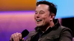 تحدث ماسك أيضا عن استخدامه لوسائل التواصل الاجتماعي ، قائلا: "أحيانا أقول أو أنشر أشياء غريبة"