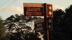 Straße, die Elisabeth Nietzsche in Nueva Germania gewidmet ist.