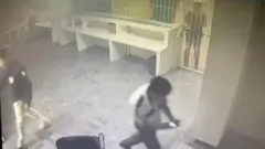Un momento captado en video al interior del centro de migrantes