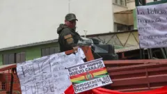 Cartazes críticos a Morales em La Paz