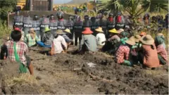 ၂၇နှစ်ကြာသိမ်းဆည်းခံထားရတဲ့ အဲဒီလယ်မြေတွေမှာ ပိုင်ရှင်လယ်သမားတွေ အခုချိန်ထိ စိုက်ပျိုးခွင့်၊ မြေအသုံးချခွင့် တခါမှမရသေးဘူးလို့ လယ်သမား ၅၃ဦးရဲ့ ကိုယ်စားလှယ်အဖွဲ့ဝင်ဖြစ်သူ ဦးသန်းထိုက်က ဘီဘီစီကိုပြောပါတယ်။