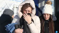 Родственники погибших у входа в шахту "Листвяжная"