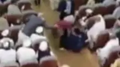 لویه جرګه کې د یوې وکیلې اعتراض او فزیکي شخړه