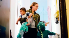 Una mujer con un bebé y un niño