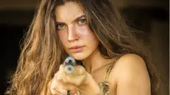 A atriz Alanis Guillen em cena de Pantanal