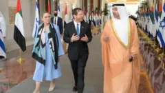 په متحده عربي اماراتو کې د دې هېواد بهرنیو چارو وزیر شیخ عبدالله بن زاید آل نهیان د ښاغلي هرتزوګ هرکلی ته ورغلی و.