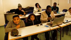 Cours d'hébreux. L'apprentissage de cette langue est, pour la communauté juive noire, une dimension importante de la religion.