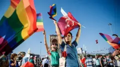 با وجود رفتار و اظهارنظرهای خشن مسئولان دولت، حضور جامعه اقلیت جنسی ترکیه پرنگ‌تر شده است